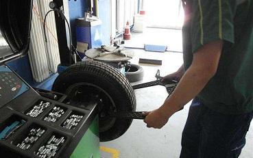詳解汽車四輪定位 原理、癥狀與維修指南