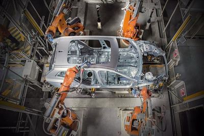 國產沃爾沃XC60乘“長安號”中歐班列出口歐洲，彰顯中國智造全球布局